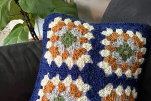 Granny’s 4-Square Pillow – FREE Granny Square Crochet Pattern
